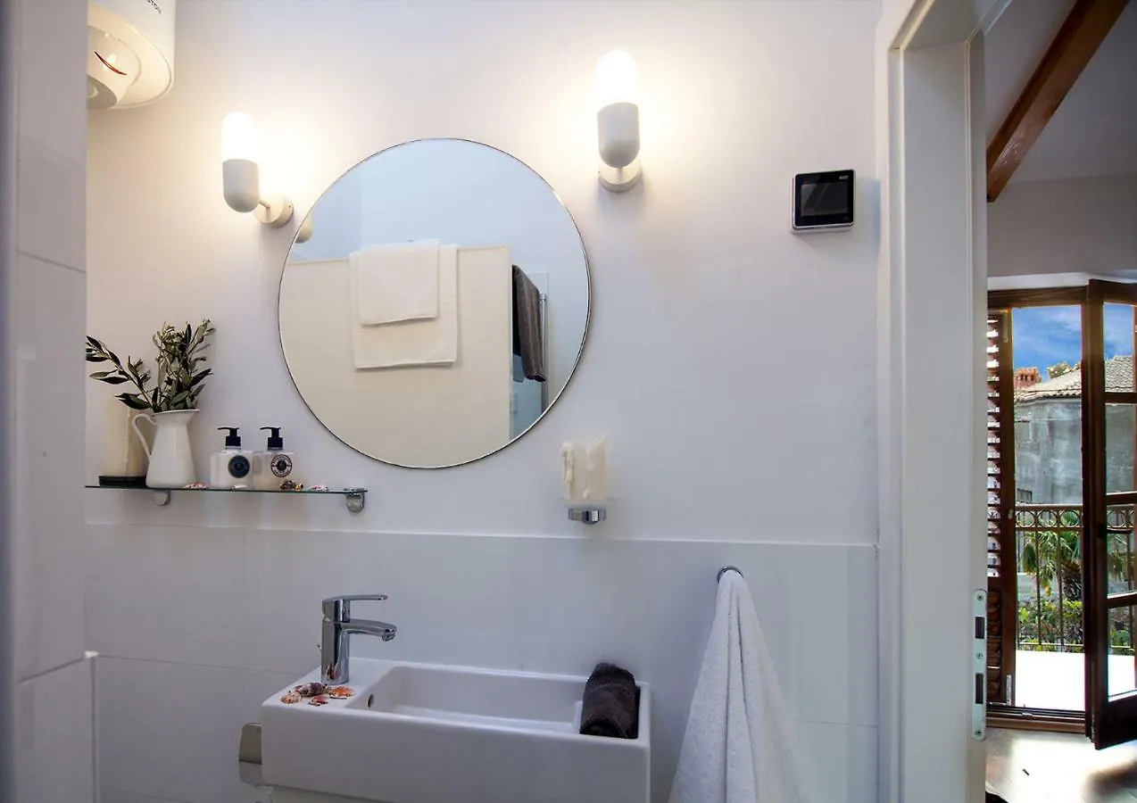 Holiday Home Kuca Na Moru Kornic